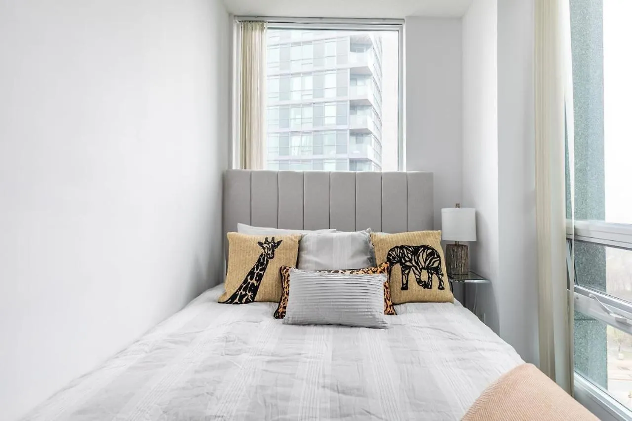 Stunning Top Floor Lake View Studio Near Cn Tower Apartment Toronto
