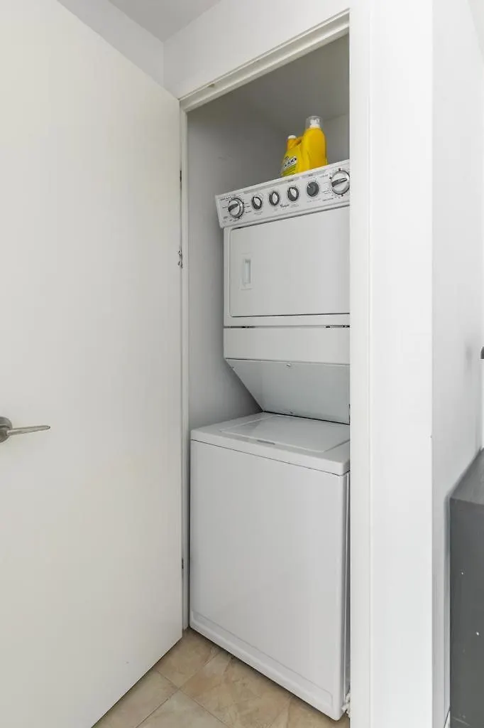 Stunning Top Floor Lake View Studio Near Cn Tower Toronto Apartment