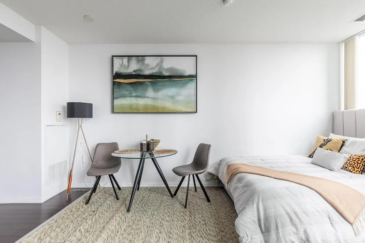 Stunning Top Floor Lake View Studio Near Cn Tower Toronto Canada