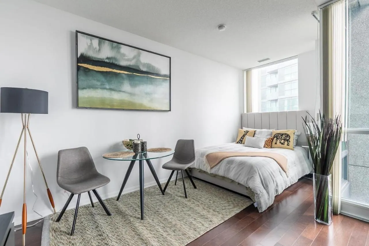 Stunning Top Floor Lake View Studio Near Cn Tower Toronto 0*,  Canada
