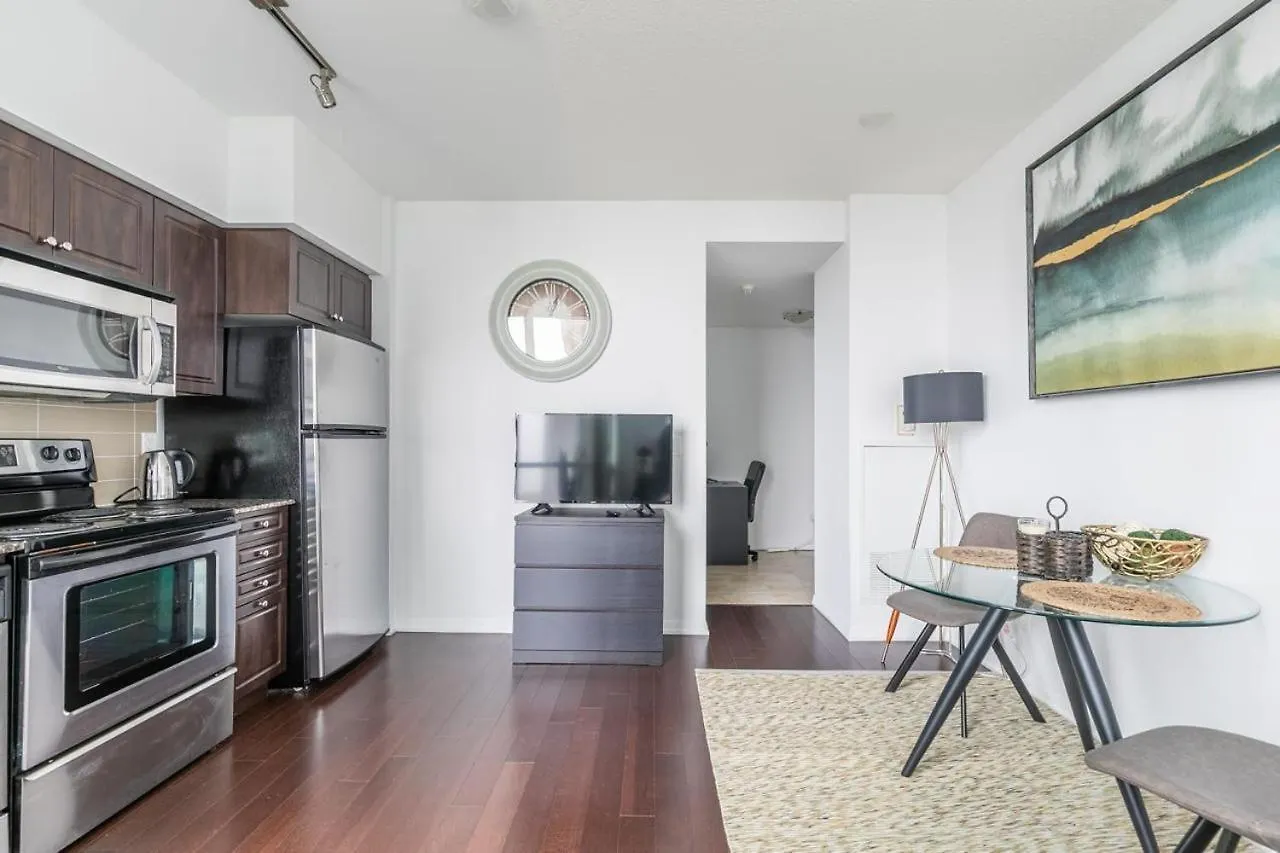 Stunning Top Floor Lake View Studio Near Cn Tower Toronto